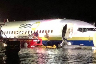 Boeing 737 Aircraft with 136 Passengers on Board Falls into River in Florida