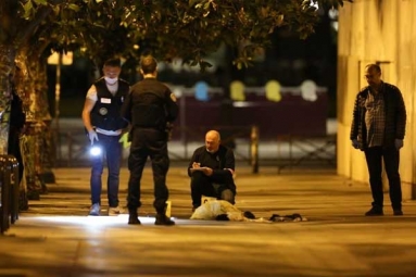 2 British Tourists Among 7 Wounded in Paris Knife Attack
