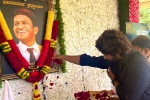 Allu Arjun news, Puneeth Rajkumar, allu arjun visits puneeth rajkumar s family, Puneeth rajkumar